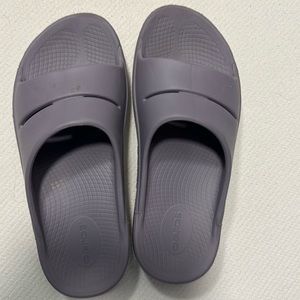 Oofos slide sandal   Women’s size 9